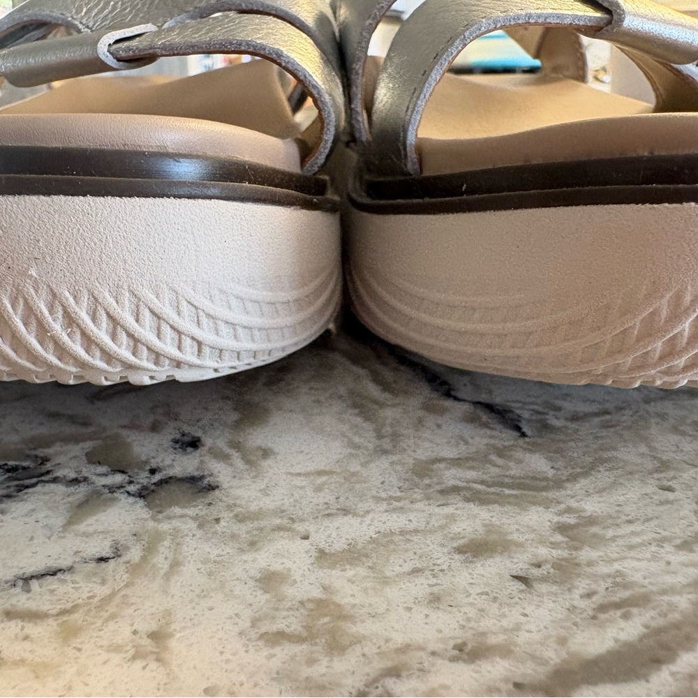 Vionic Women's Metallic Silver Sandals - Picture 4 of 10